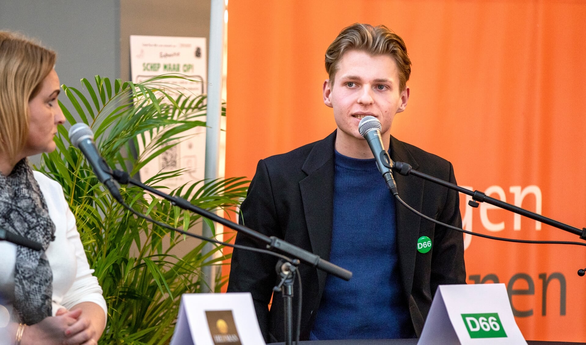 Jasper Smit, zelf examenleerling op het Ubbo Emmius, deed namens D66 mee aan het verkiezingsdebat tijdens de Raadsafari. (foto: Auniek Klijnstra)