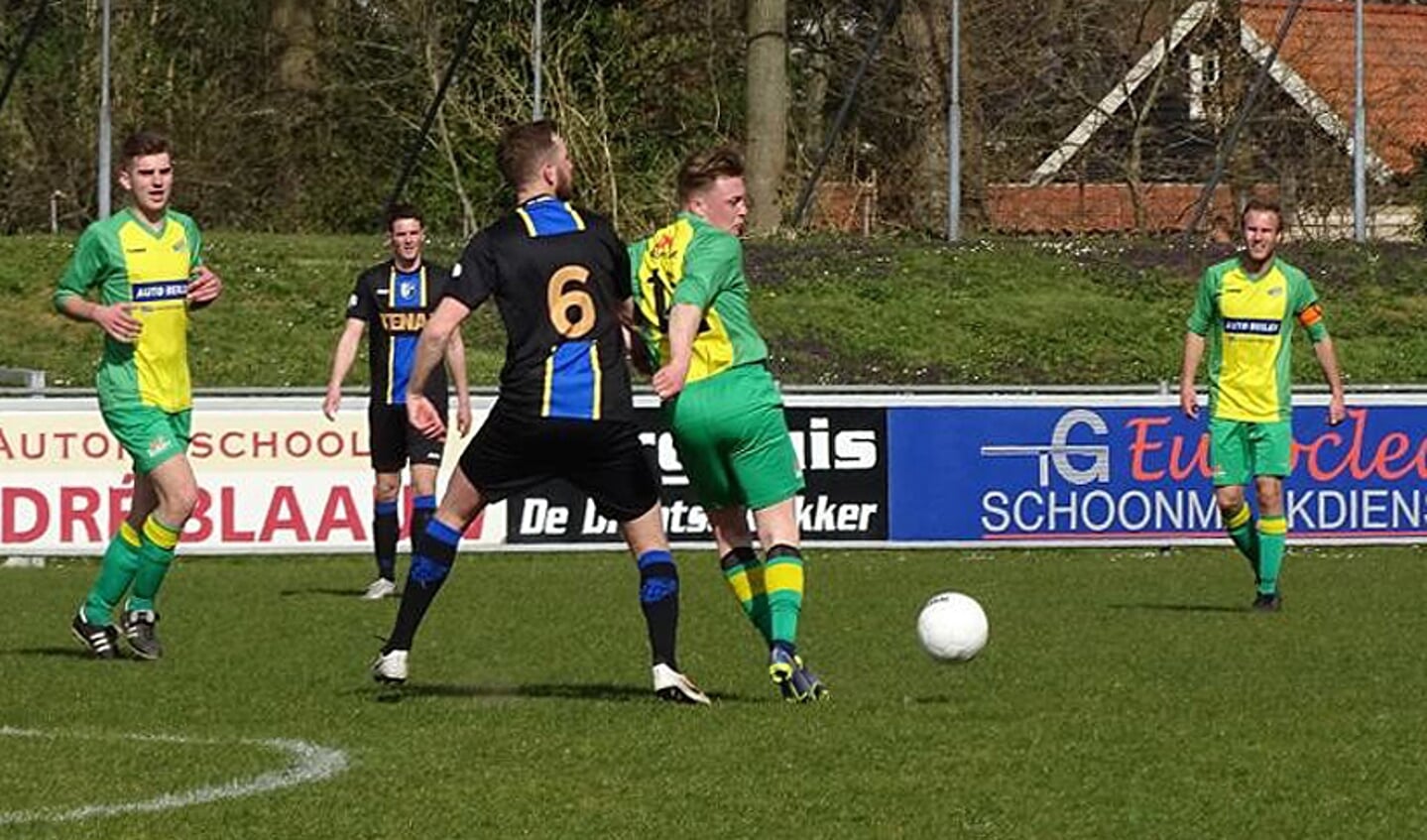 FIT Boys speelt de bal rond op het middenveld (foto Ria de Vries).