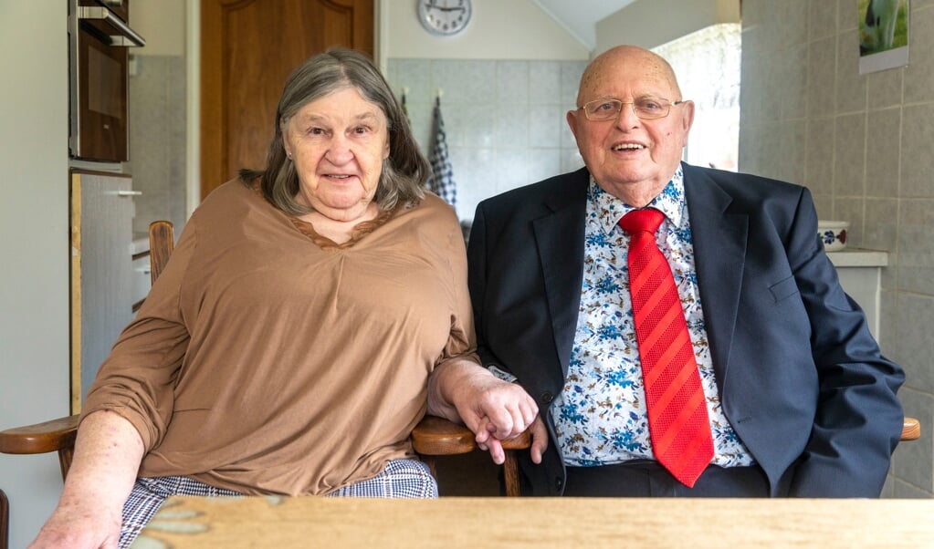 Rika en Harm de Groot uit Onstwedde vieren vandaag hun 60e trouwdag. (foto: Auniek Klijnstra)