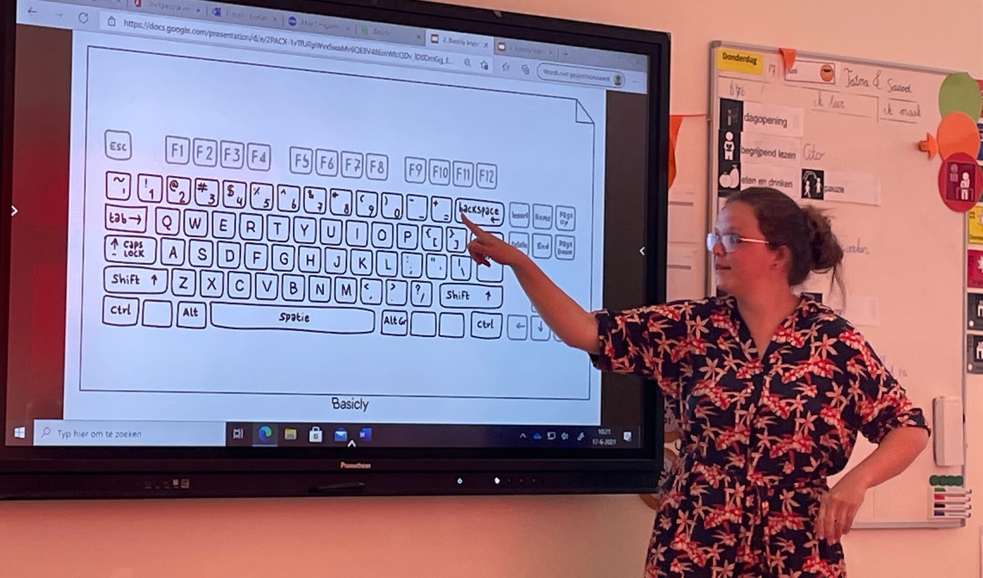 Een leerkracht geeft les in digitale geletterdheid.