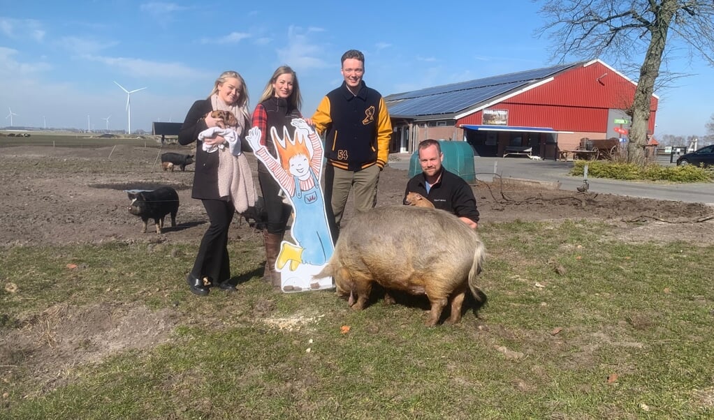 Theater Geert Teis en Stoer bij de Boer slaan de handen weer ineens voor de boerderijmiddag. (eigen foto)