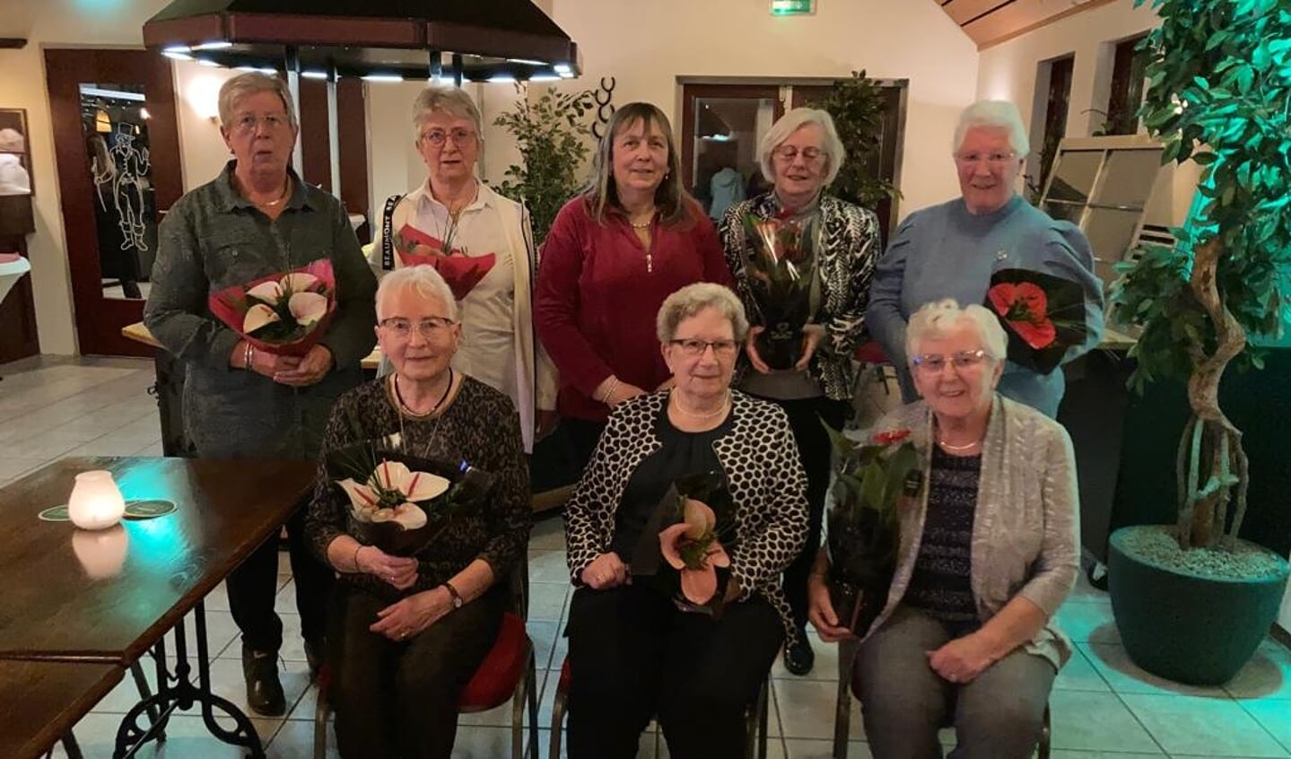 Acht van de negen jubilarissen van Vrouwen van Nu-afdeling Siddeburen.