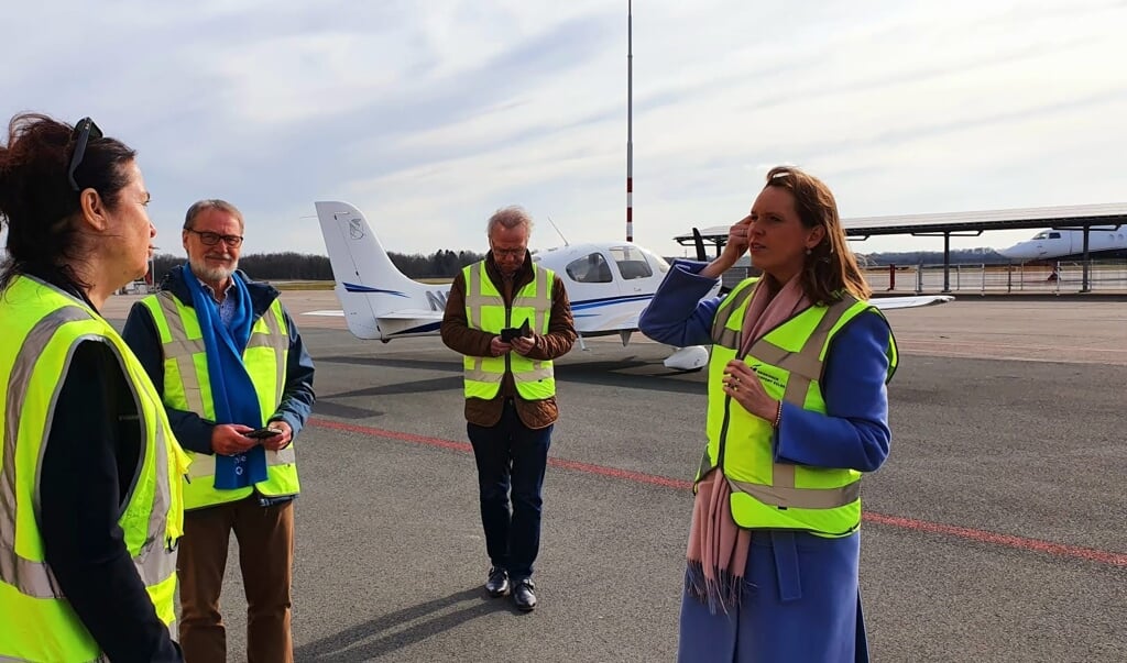 Directeur Meiltje de Groot van Groningen Airport Eelde (links) leidt de delegatie van de ChristenUnie rond.