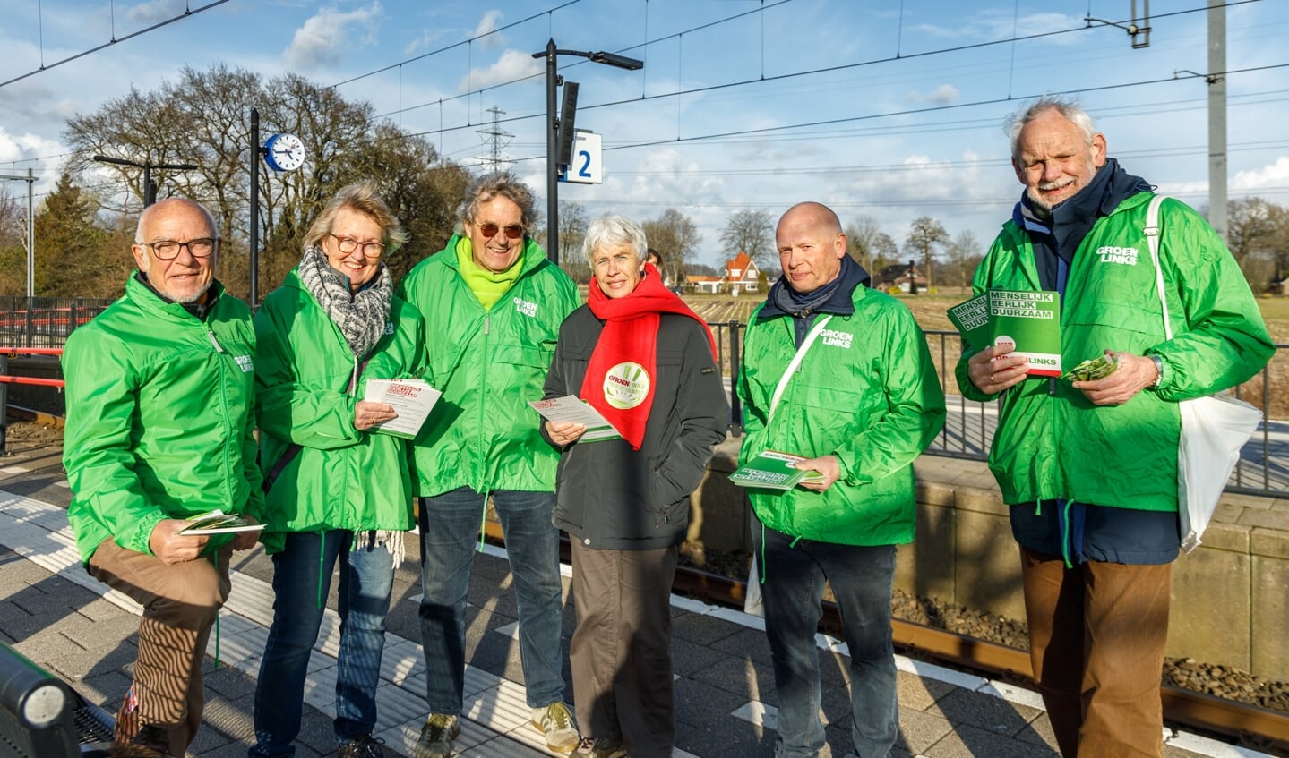 GroenLinks op het NS-station. Vanaf links: René Huigens, Liesbeth Visser, Henk van der Leest, Elzelien van Duijn, Herman Brink en Bouke Oudega (foto Bé van der Veen).