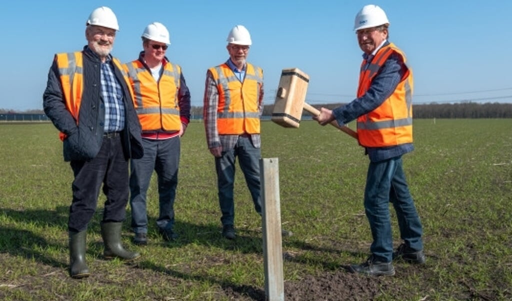 Aike Maarsingh, Mark van Rij en Jaap Blaakmeer kijken toe hoe Jan Bessembinders de eerste paal in de grond slaat. (foto: Chint Solar)