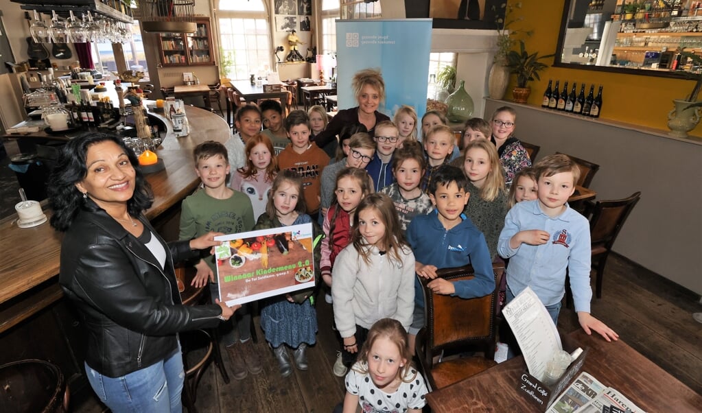 Wethouder Oetra Gopal overhandigt de prijs van Kindermenu 2.0 aan groep 5 van CKC De Tol in Zuidlaren (foto Persbureau Drenthe/Herman van Oost)
