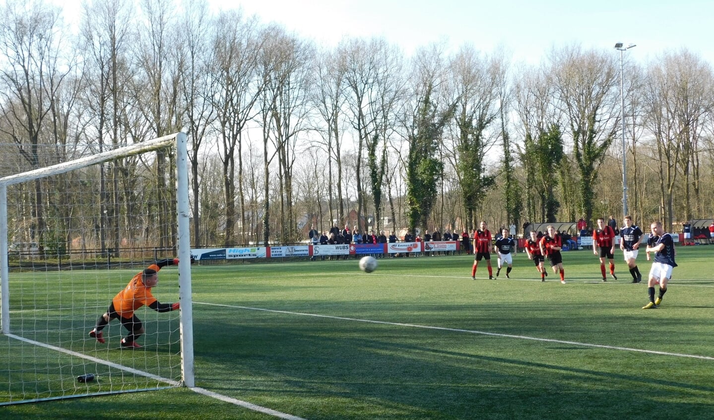 Arjen Heidekamp schiet vanaf de penaltystip overtuigend de 0-2 binnen. 