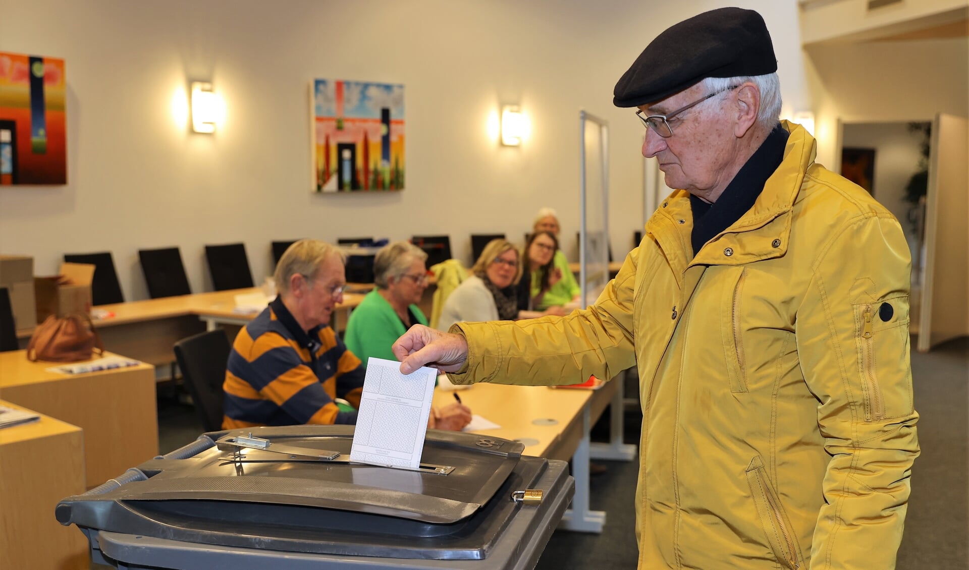 In de raadzaal van het gemeentehuis in Gieten konden maandag al de eerste stemmen worden uitgebracht. (foto: Persbureau Drenthe)