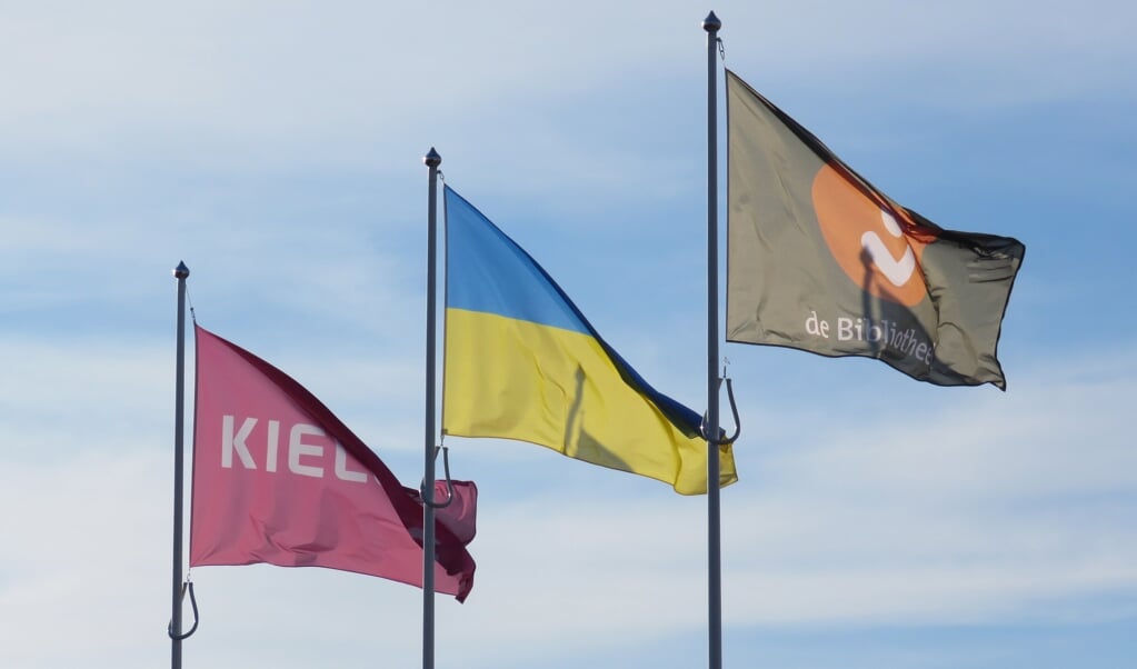 De vlag van Oekraïne wappert nu voor het Huis van Cultuur en Bestuur in Hoogezand.
