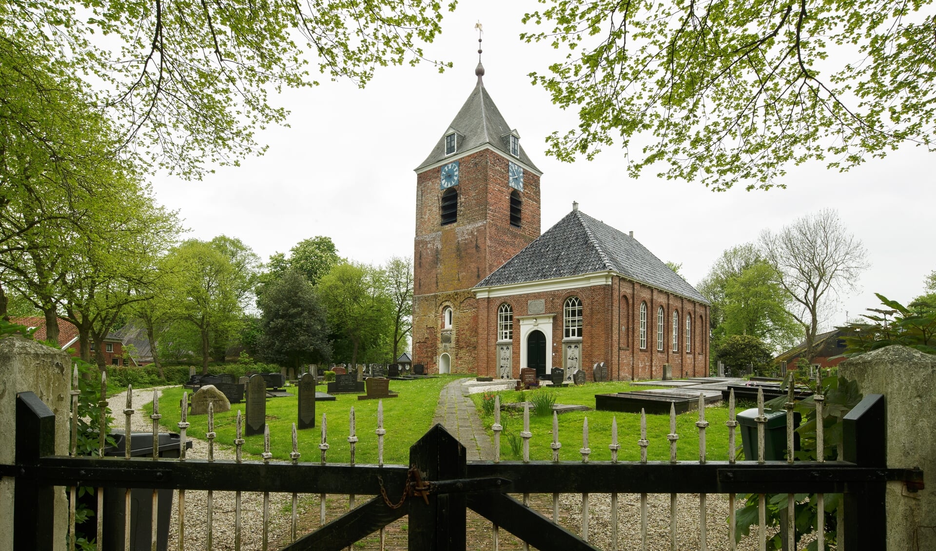 De kerk in Uitwierde die wordt overgedragen aan de kerkenstichting (foto Omke Oudeman).