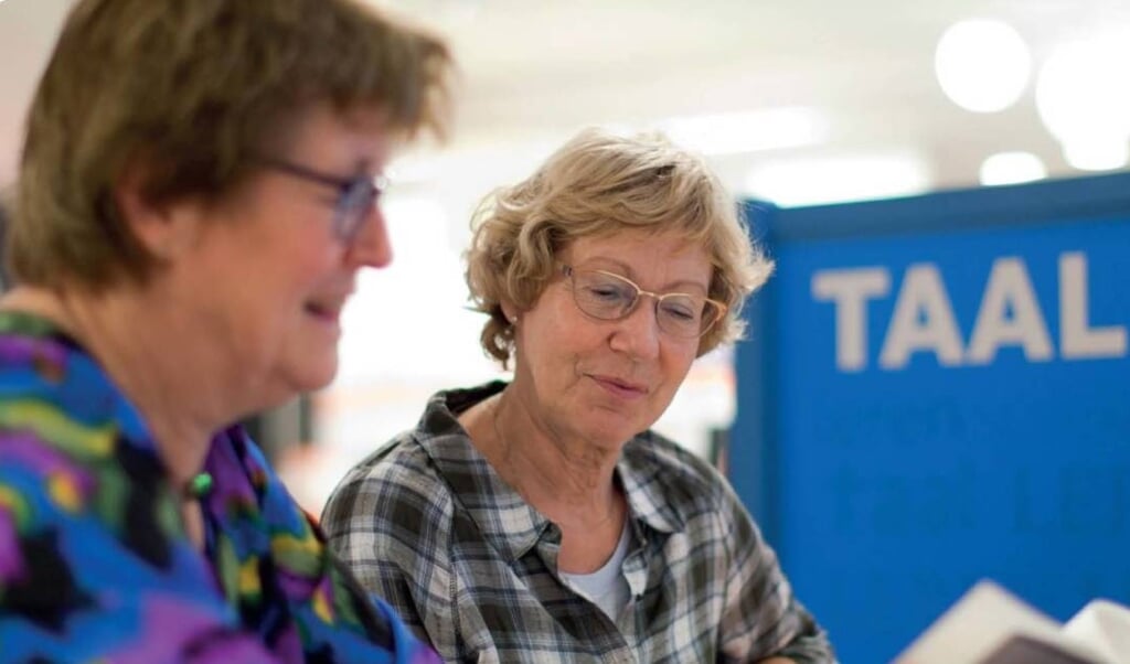 De vrijwilligers van het Taalhuis helpen mensen mee hun taalvaardigheid te verbeteren. (foto: Biblionet Drenthe)