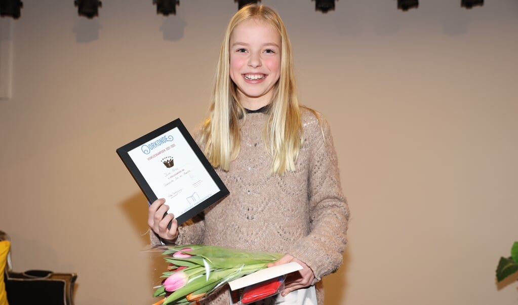 Ilse Prins is de nieuwe voorleeskampioen van Aa en Hunze en mag de gemeente gaan vertegenwoordigen tijdens de provinciale finale. (foto: Persbureau Drenthe)