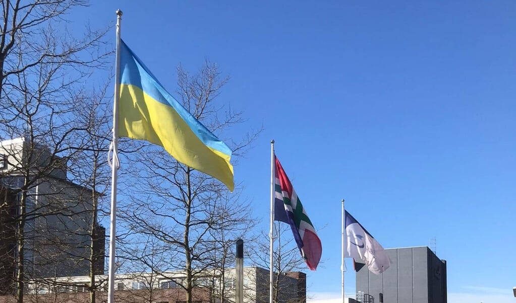 De Oekraïnse vlag wappert naast de vlag van Groningen en Stadskanaal voor het gemeentehuis. (foto: gemeente Stadskanaal)