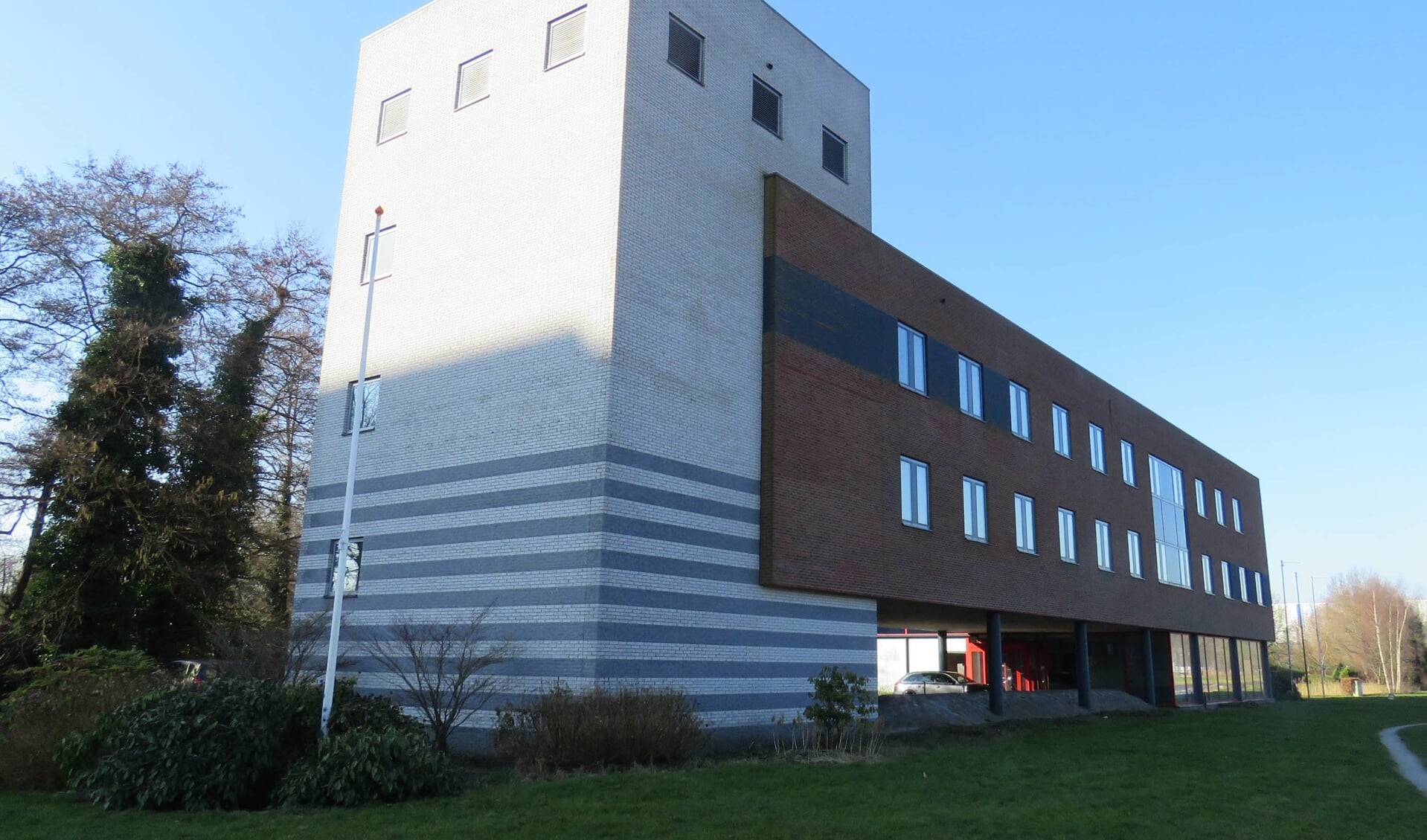 Het grote leegstaande pand van de Rabobank in Hoogezand, mogelijk een tijdelijke opvanglocatie. (foto: Jan Bos)