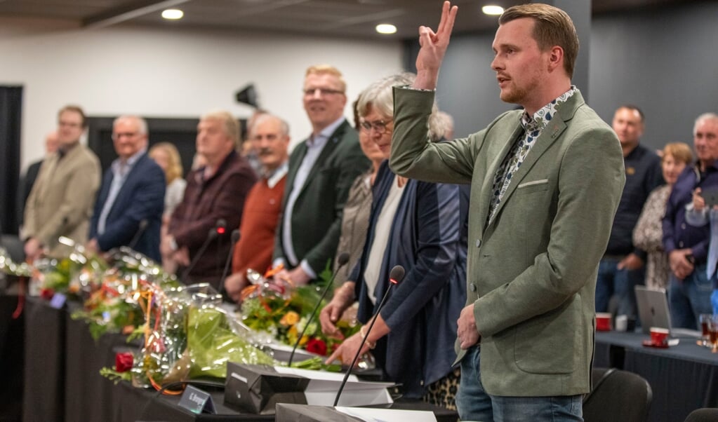 CDA-raadslid Merlijn Wiersema wordt als laatste in de rij geïnstalleerd in de nieuwe gemeenteraad. (foto: Auniek Klijnstra)