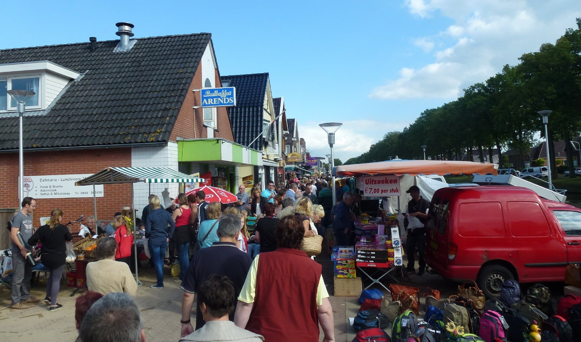 Gezellige drukte tijdens een eerdere editie van de Boeskoolmarkt in Ter Apel. (foto: Jaarmarktcommissie Boeskoolmarkt) 