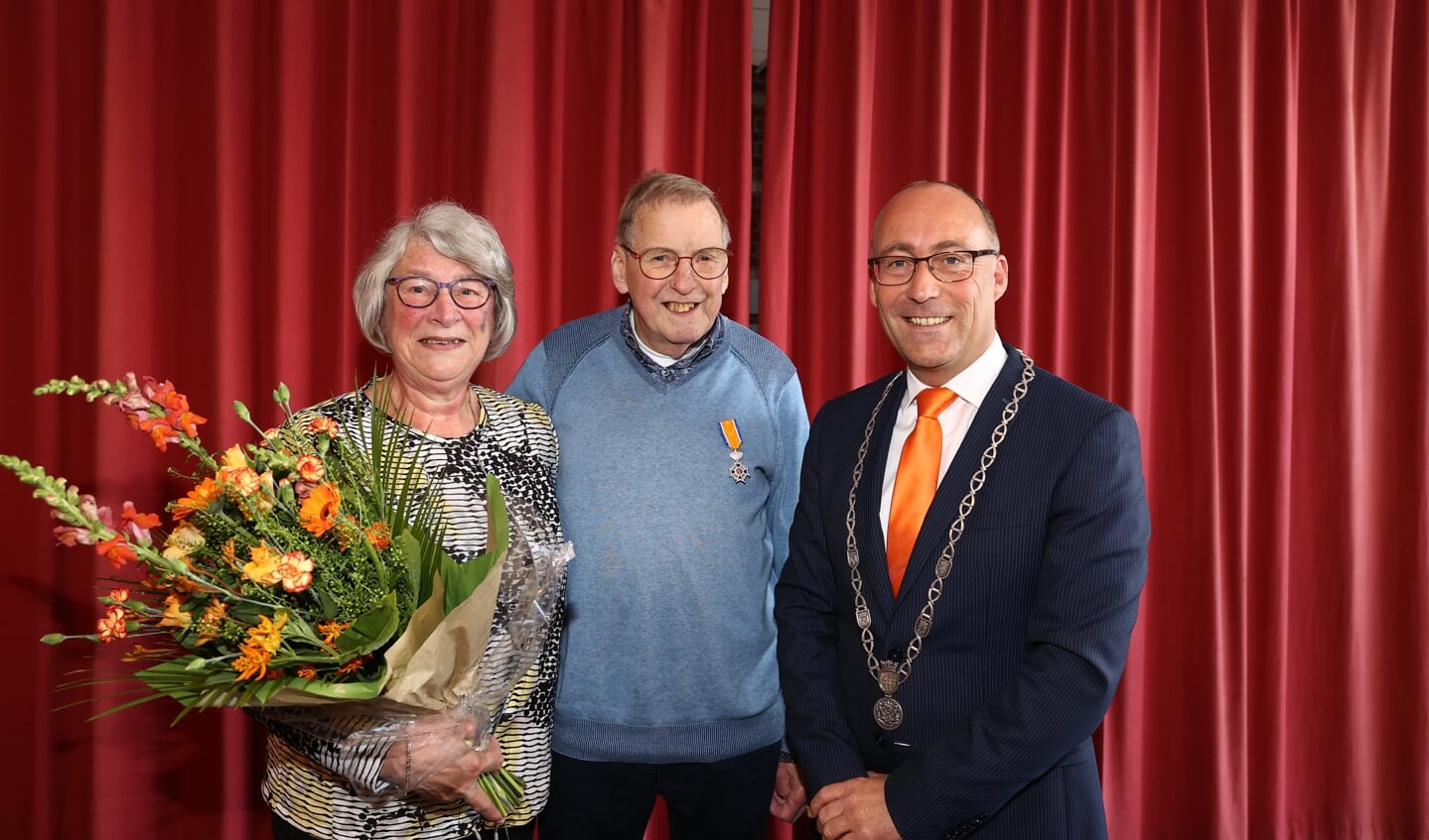 Gerrit Meijers met zijn vrouw en burgemeester Hiemstra. (foto: gemeente Aa en Hunze/Herman van Oost)