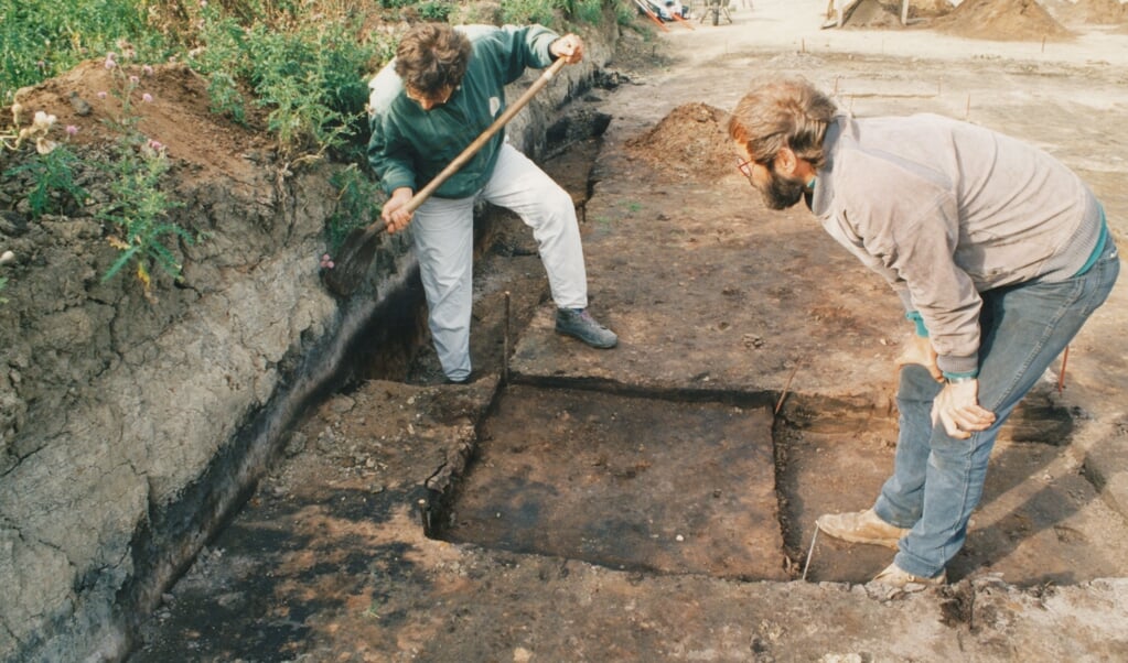 John Smit (rechts) samen met voormalig provinciaal archeoloog Henny Groenendijk bij een opgraving ter hoogte van Meedenertol. Anno 2022 ligt hier de oprit naar de A7 richting Nieuweschans. 