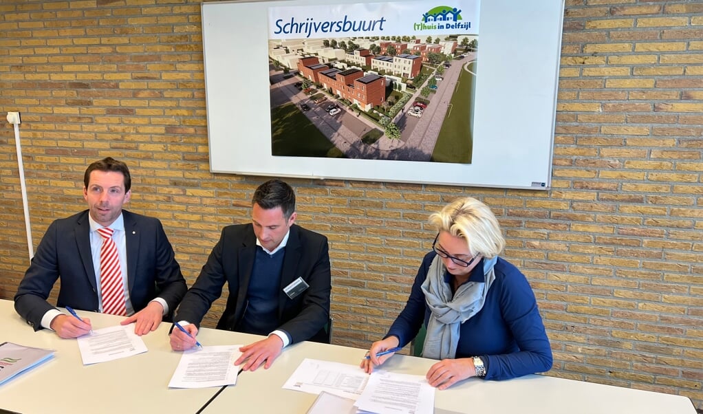 Vanaf links Daan Zethoven, Kris Hornstra en Annalies Usmany-Dallinga ondertekenen de overeenkomst. Foto: gemeente Eemsdelta.