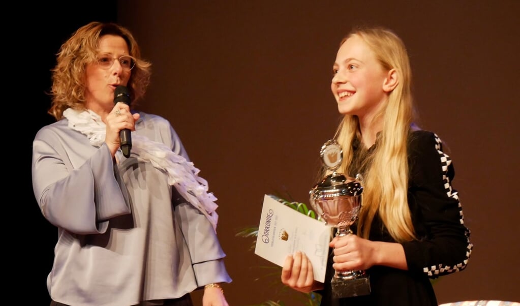 Annelies Bakelaar van Biblionet Drenthe overhandigt Cleo Buirs haar prijs. (foto: Biblionet Drenthe) 