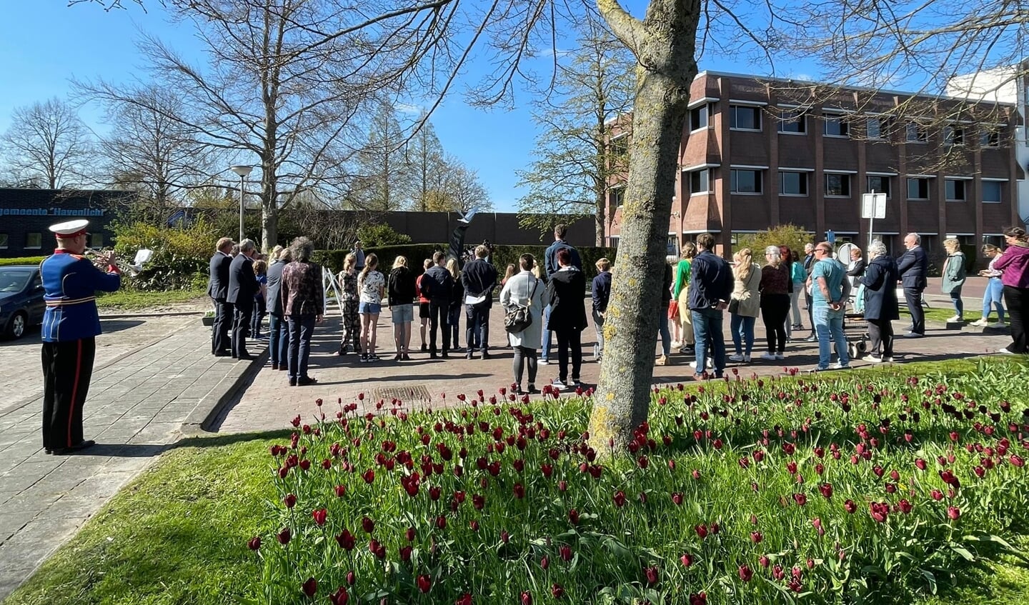 Belangstellenden zijn getuige van de plechtigheid bij verzetsmonument 't Zwaantje (foto Gemeente Eemsdelta).