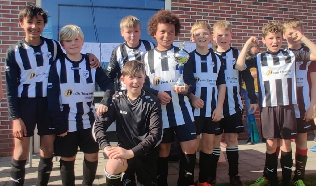 Het team van Dorpsschool Meeden, winnaar van het schoolvoetbal voor groep 7/8.