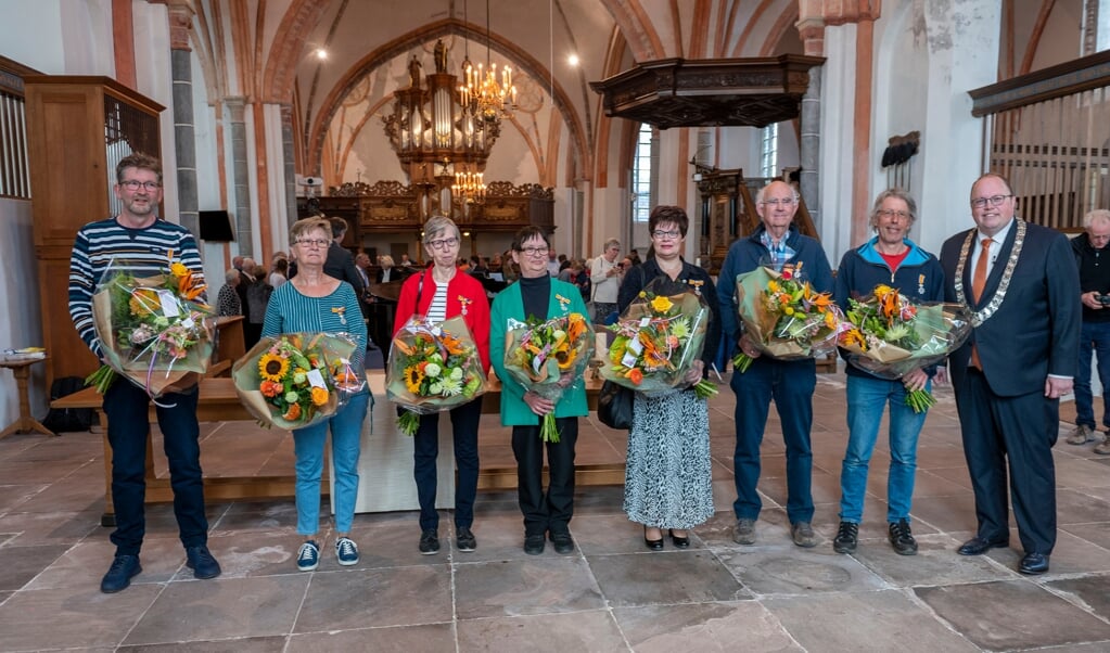 De onderscheiden inwoners van Eemsdelta samen met burgemeester Ben Visser.