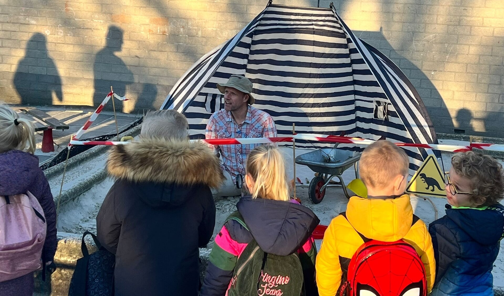 Een archeoloog vond zomaar een dino-ei in de zandbak van de school. 