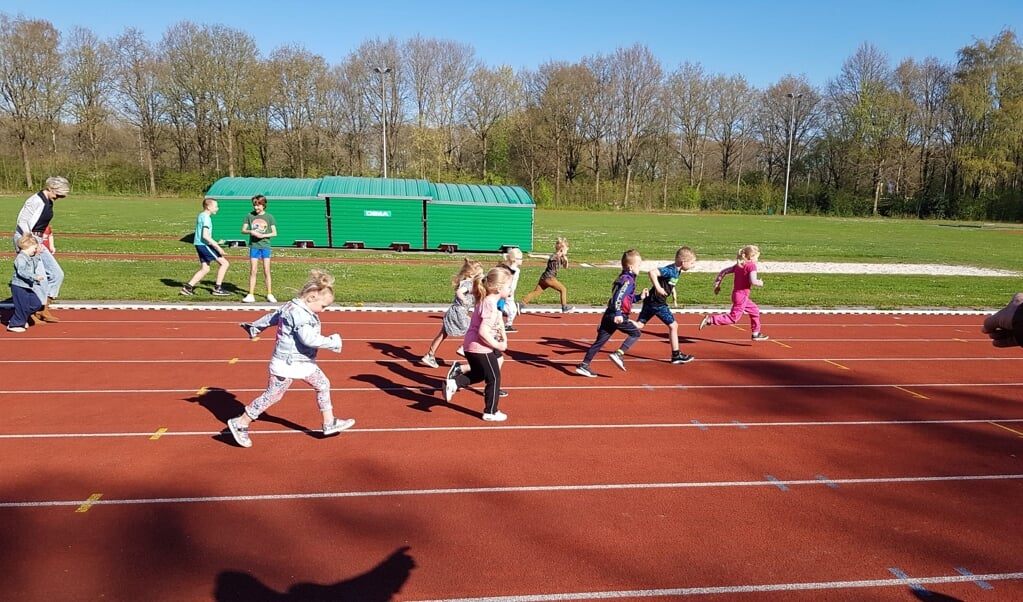 De kinderen doen hun uiterste best om zo snel mogelijk over de finish te komen. (eigen foto)