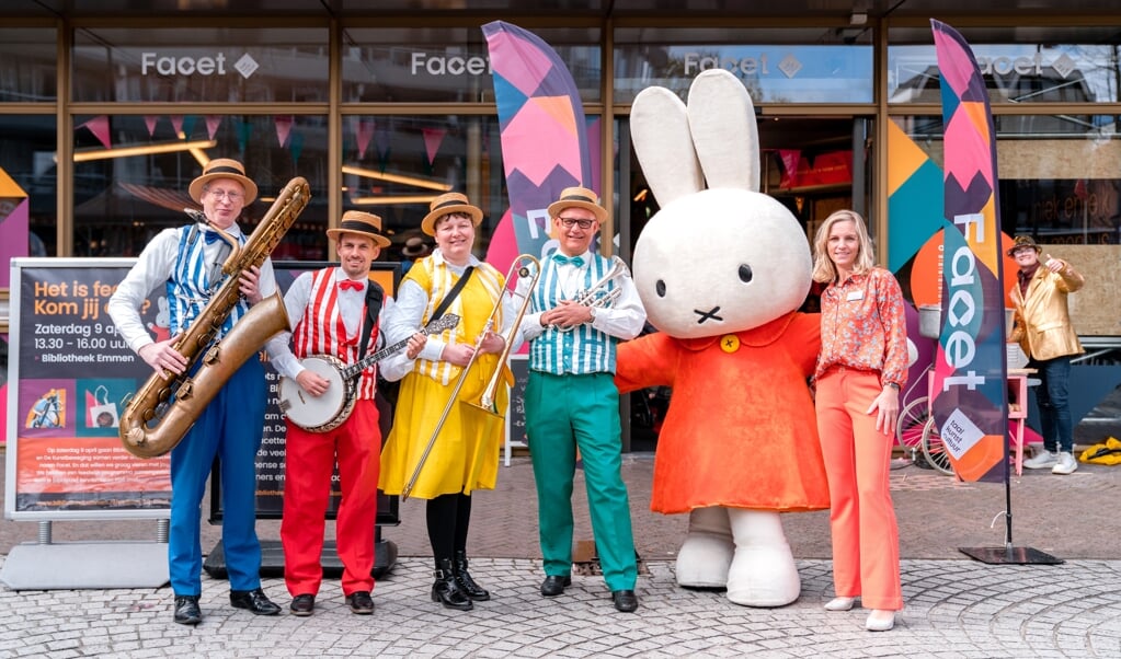 Nicole Stiekema van Facet, met Nijntje en de leden van looporkest The Crackerjacks. Foto: Iris Sijbom.