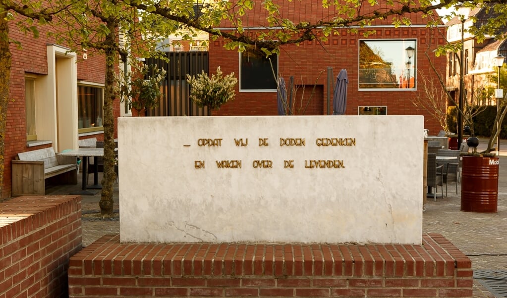 Het oorlogsmonument op het Marktplein in Loppersum.