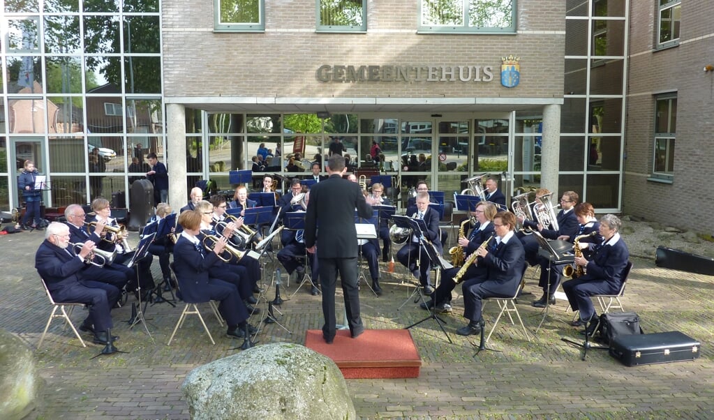 Muziekvereniging Jeduthun geeft op Koningsdag traditiegetrouw een concert bij het gemeentehuis in Sellingen. (eigen foto)