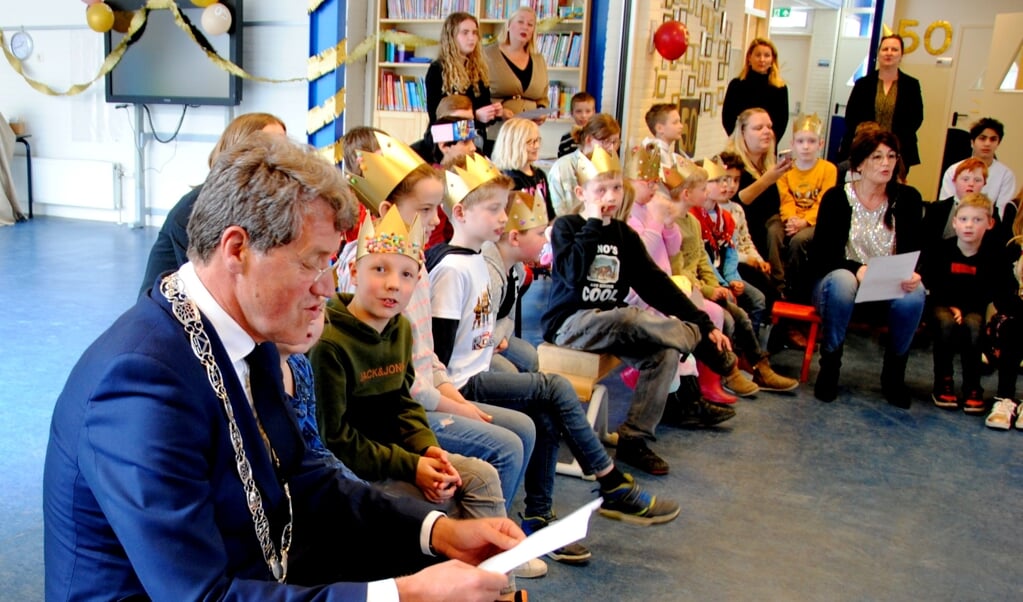 Burgemeester Eric van Oosterhout kwam op bezoek en las onder een gedicht voor. Foto: Heintje Wolbers.