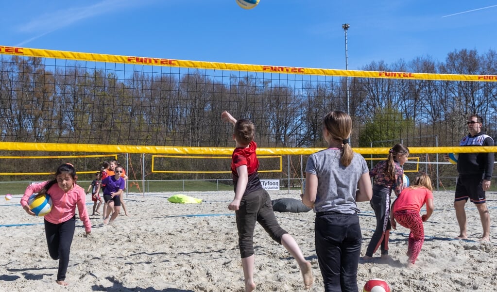 Tijdens de open dag kon de jeugd nader kennismaken met beachvolleybal. (foto: André Dümmer)