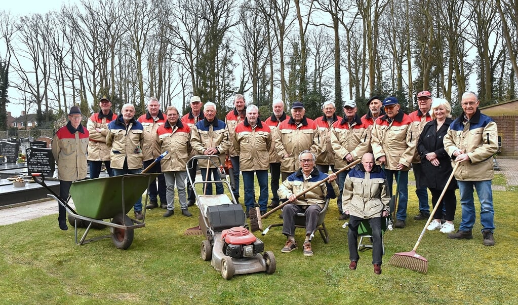 De Boskabouters in de nieuwe doorwerkjassen (foto Henk van Wieren).