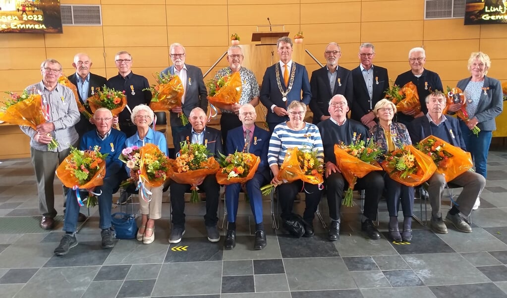 De gedecoreerde Emmenaren samen met burgemeester Eric van Oosterhout in de Grote Kerk (foto's Bennie Wolbers).