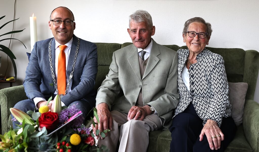 Burgemeester Hiemstra kwam Ab en Hennie Hingstman feliciteren met hun 65-jarig huwelijk. (foto: Persbureau Drenthe)