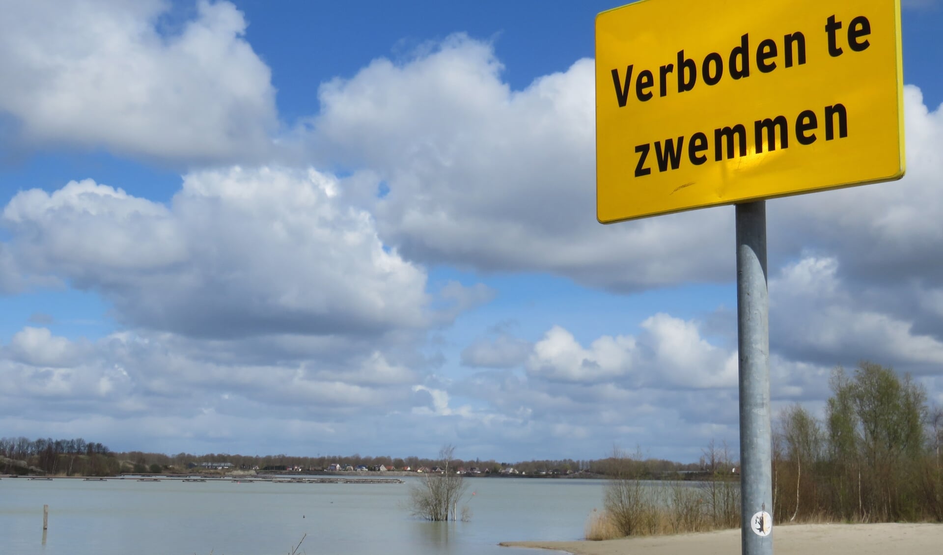 In Botjes Zwembaai bij Zuidbroek geldt momenteel een zwemverbod.