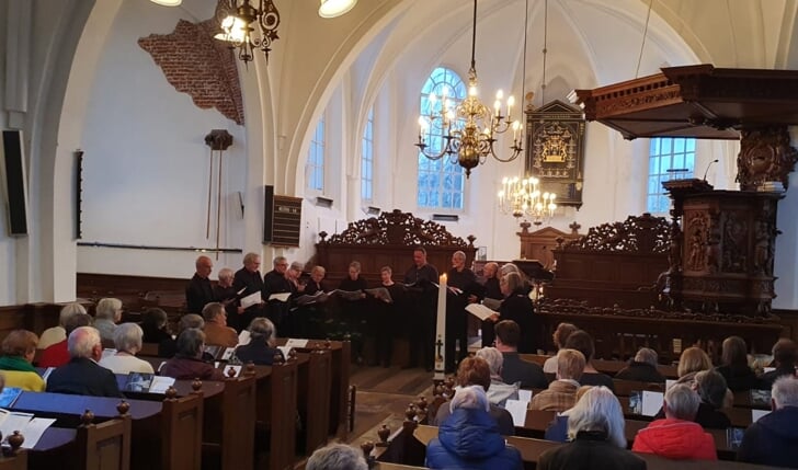 Publiek in de Mariakerk geniet van het paasconcert. 