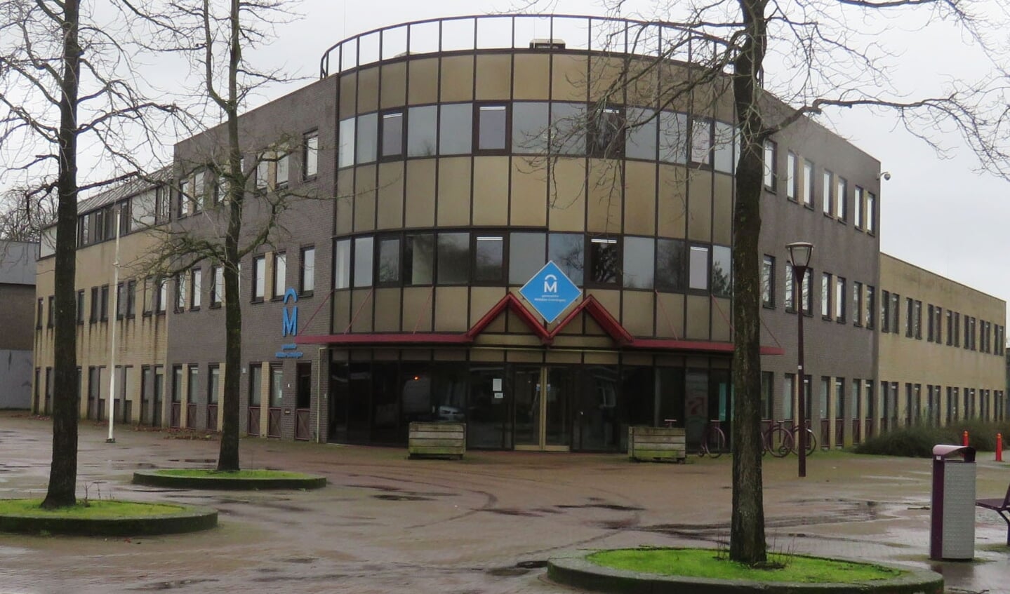 Het voormalige gemeentehuis in Muntendam wordt in gereedheid gebracht voor de opvang van vluchtelingen.