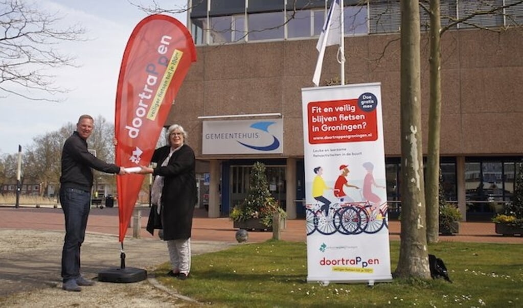 Wethouder Goziena Brongers krijgt de eerste promotiematerialen van de campagne Doortrappen overhandigd. (foto: gemeente Stadskanaal)