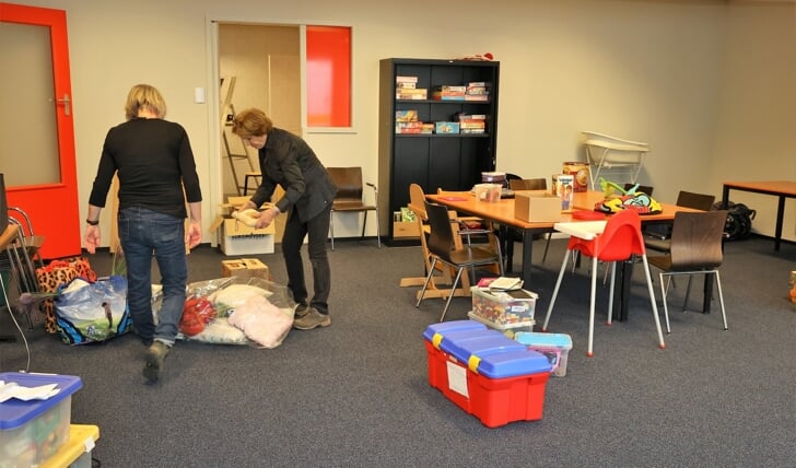 Op de opvanglocatie in Papenvoort worden alle ingezamelde spullen uitgezocht. (foto: Persbureau Drenthe)