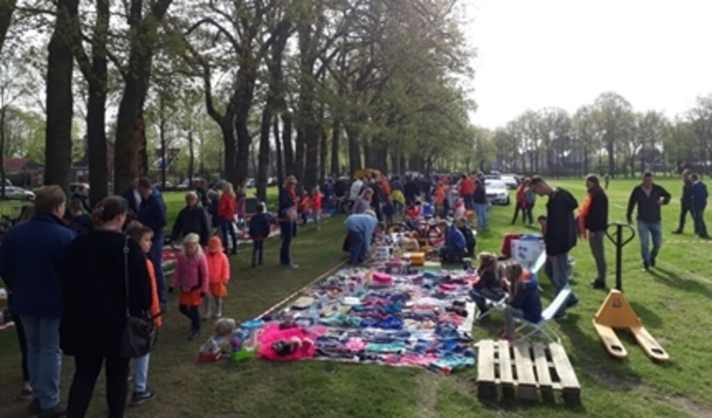 Ook de vrijmarkt is weer een van de activiteiten tijdens Koningsdag in Annen. 