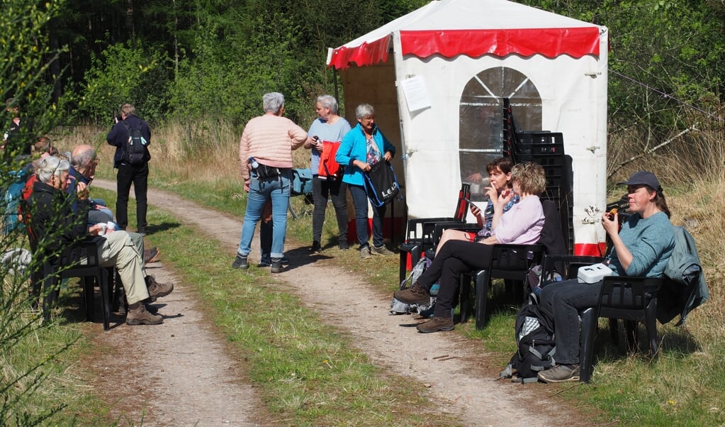 De deelnemers krijgen een versnapering aangeboden bij de halverwege de wandeling. (foto: Henk Meijeringh) 