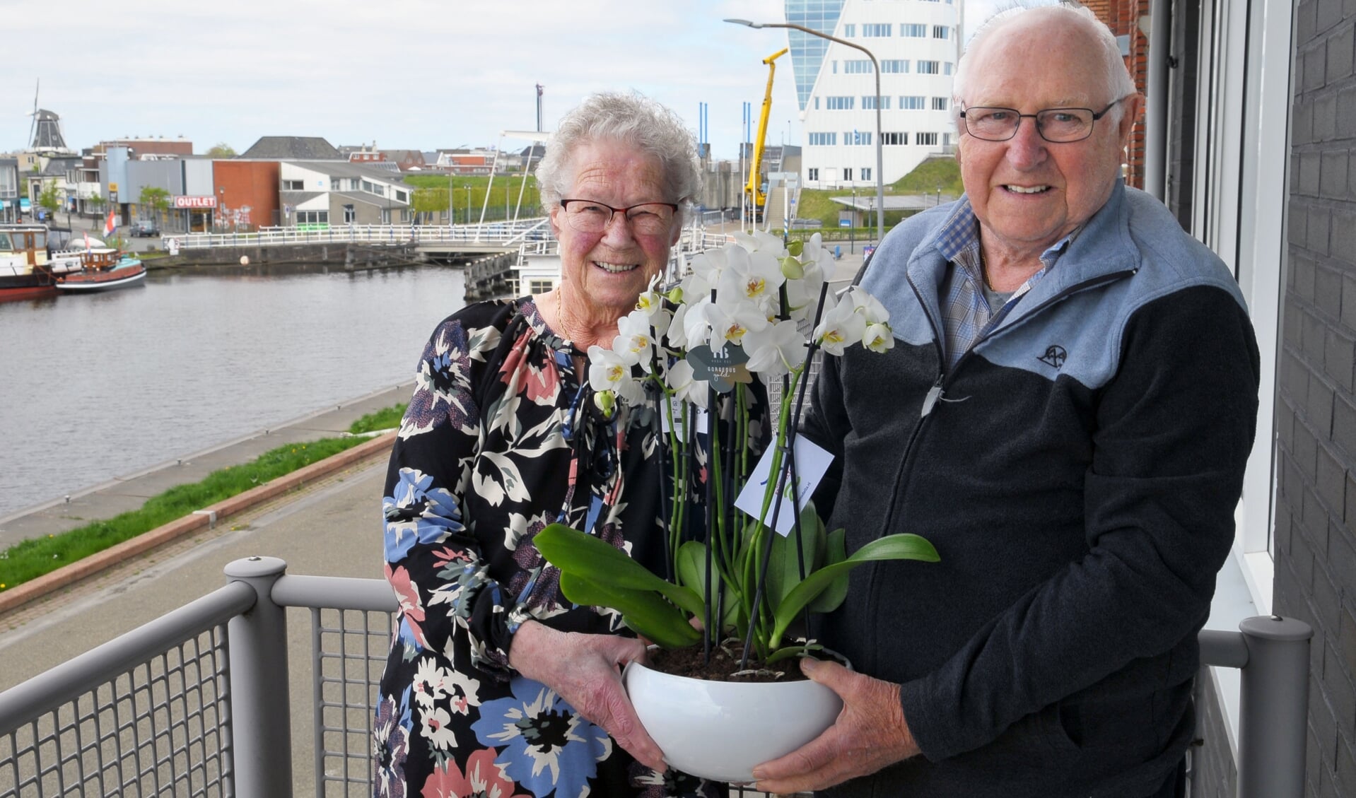 De heer en mevrouw Lenting met het bloemstuk dat ze van de gemeente kregen.