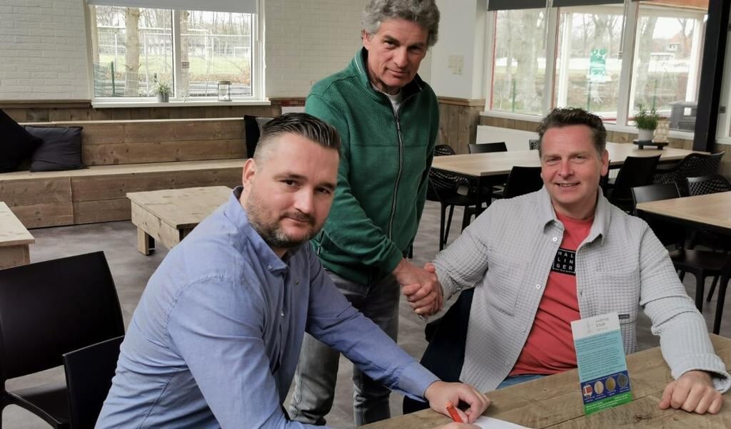 Martin Siersema en Jos Smit ondertekenen namens ASA-Advies het contract, onder toeziend oog van Koos Galdermans van HSC.