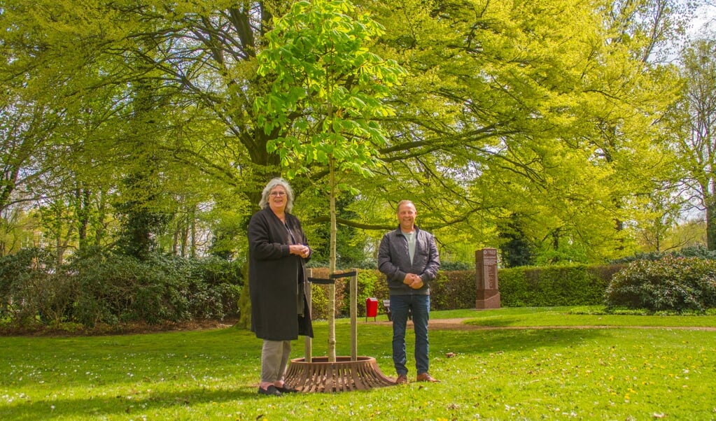 Wethouder Goziena Brongers en Arie Loots van Tuingroen bij de Anne Frankboom naast het Joods Monument. (foto: gemeente Stadskanaal/Akkelien Reitsma) Bron: RTV1.