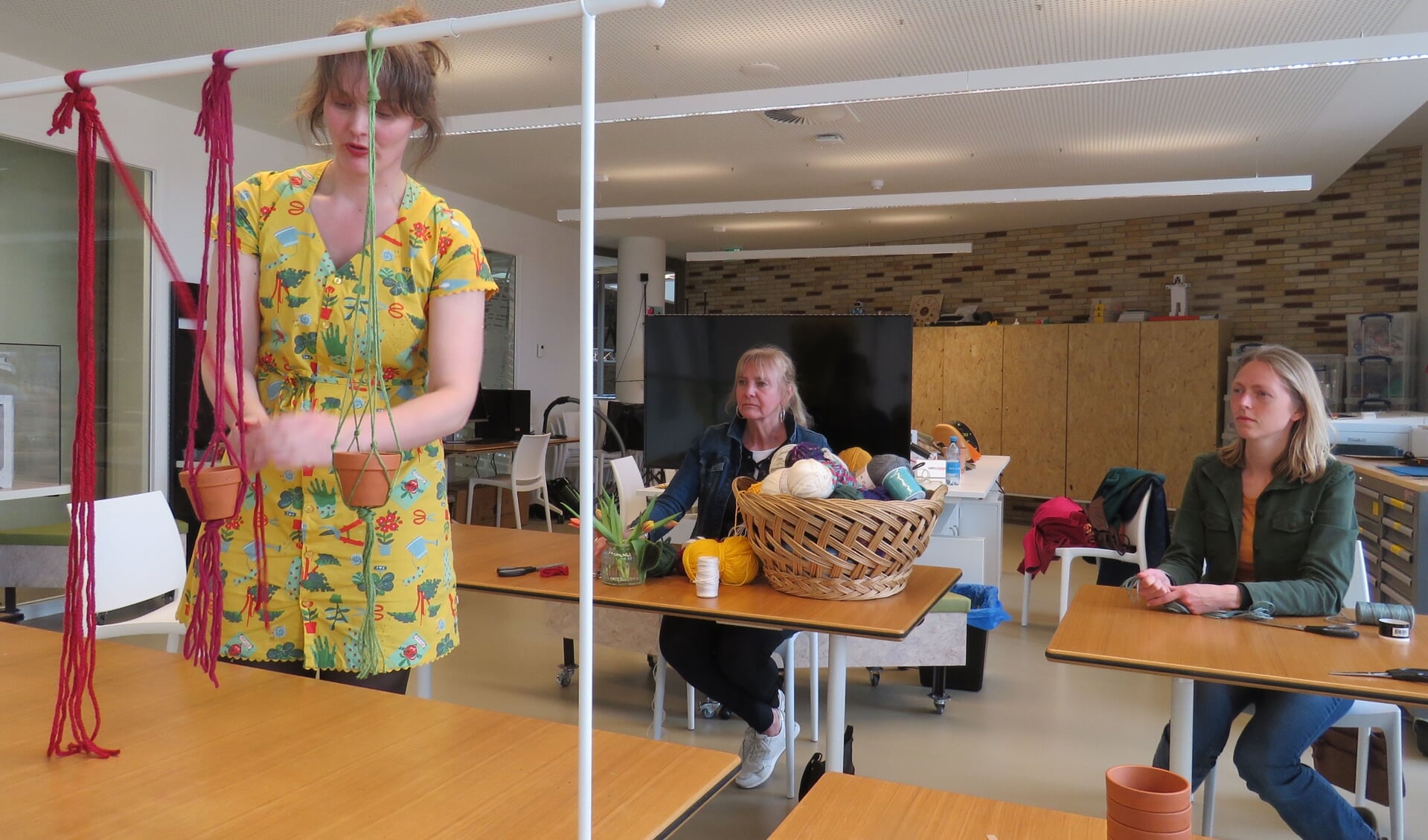 Plantenhangers knopen in de bibliotheek in Hoogezand.