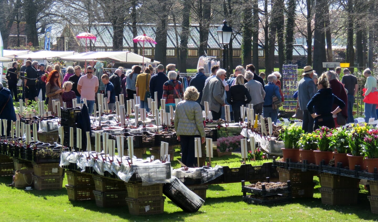 Zon en veel bloemen en planten: een prima entourage voor een geslaagde Tuin en Lifestyle Fair.