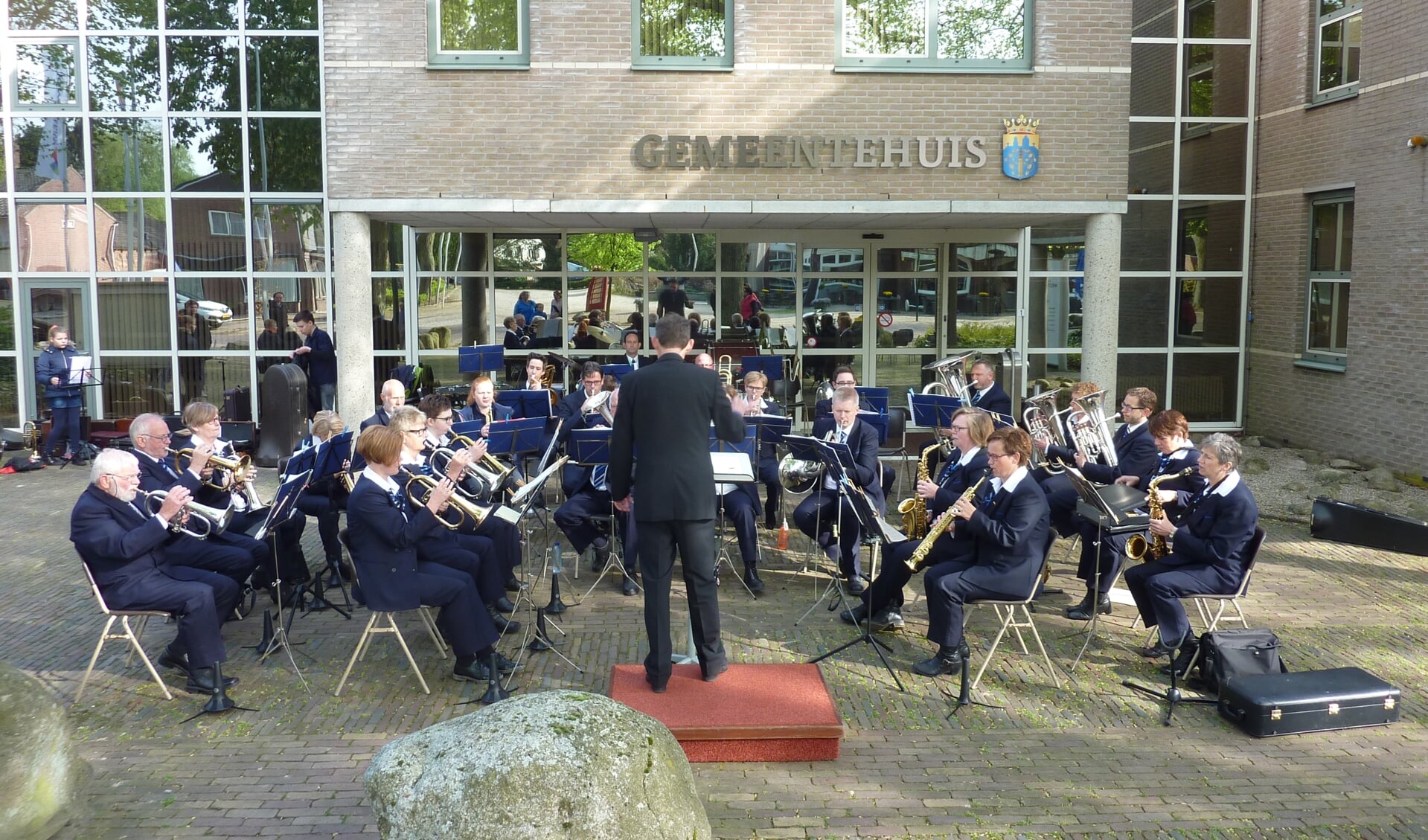 Muziekvereniging Jeduthun tijdens een Koningsdagconcert bij het gemeentehuis in Sellingen. (eigen foto)